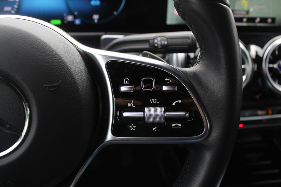 Mercedes-Benz EQB 250+ Luxury Line 71 kWh / Camera / Apple CarPlay / Half leder / Keyless / 18'' / Navigatie / DAB / Dodehoek / Cruise Control