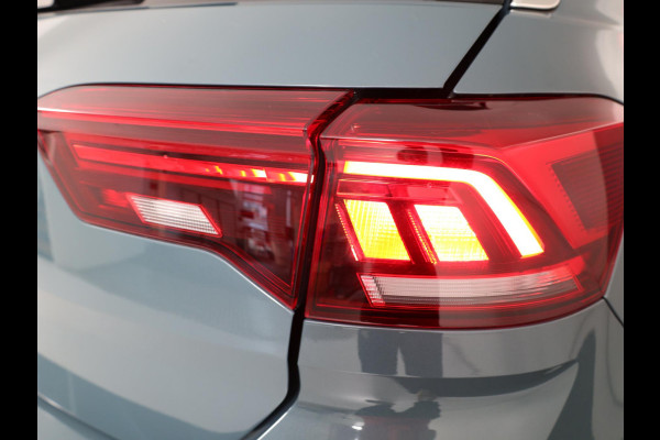 Volkswagen T-Roc 1.5 TSI Style 150 PK DSG | Trekhaak afneembaar | Navigatie | Stoel verwarming en massage | Alcantara |