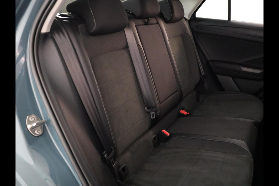 Volkswagen T-Roc 1.5 TSI Style 150 PK DSG | Trekhaak afneembaar | Navigatie | Stoel verwarming en massage | Alcantara |