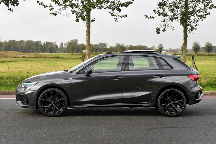 Audi A3 Sportback 40 TFSI e 3x S-Line. RS Zetels, Pano, ACC, Keyless, Camera, Matrix, 19'', CarPlay!