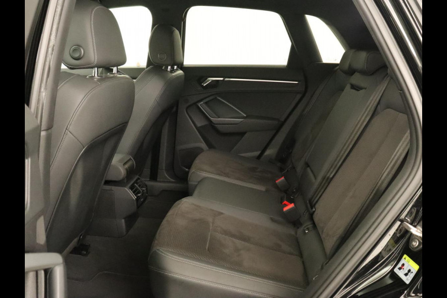 Audi Q3 35 TFSI S Line | Panoramadak | Stoelverwarming | Adaptive cruise | Camera | Carplay | Virtual Cockpit | Navigatie | Sportstoelen | Half leder | Climate control | Virtual Cockpit