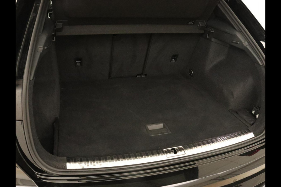 Audi Q3 35 TFSI S Line | Panoramadak | Stoelverwarming | Adaptive cruise | Camera | Carplay | Virtual Cockpit | Navigatie | Sportstoelen | Half leder | Climate control | Virtual Cockpit
