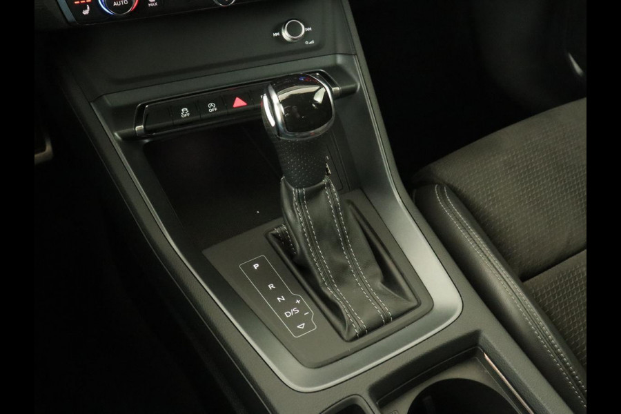 Audi Q3 35 TFSI S Line | Panoramadak | Stoelverwarming | Adaptive cruise | Camera | Carplay | Virtual Cockpit | Navigatie | Sportstoelen | Half leder | Climate control | Virtual Cockpit