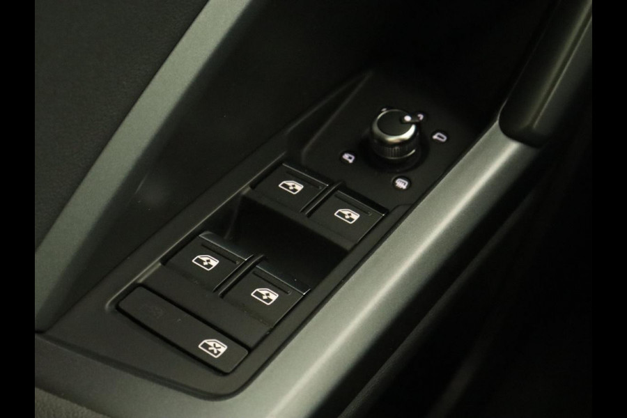 Audi Q3 35 TFSI S Line | Panoramadak | Stoelverwarming | Adaptive cruise | Camera | Carplay | Virtual Cockpit | Navigatie | Sportstoelen | Half leder | Climate control | Virtual Cockpit