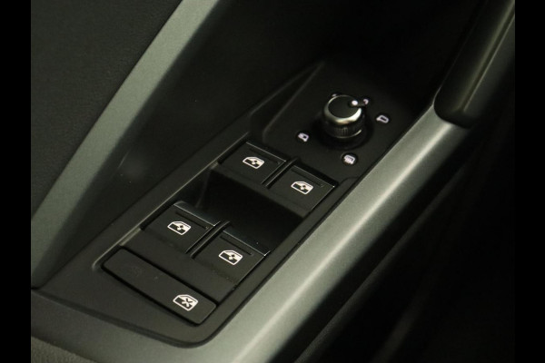 Audi Q3 35 TFSI S Line | Panoramadak | Stoelverwarming | Adaptive cruise | Camera | Carplay | Virtual Cockpit | Navigatie | Sportstoelen | Half leder | Climate control | Virtual Cockpit