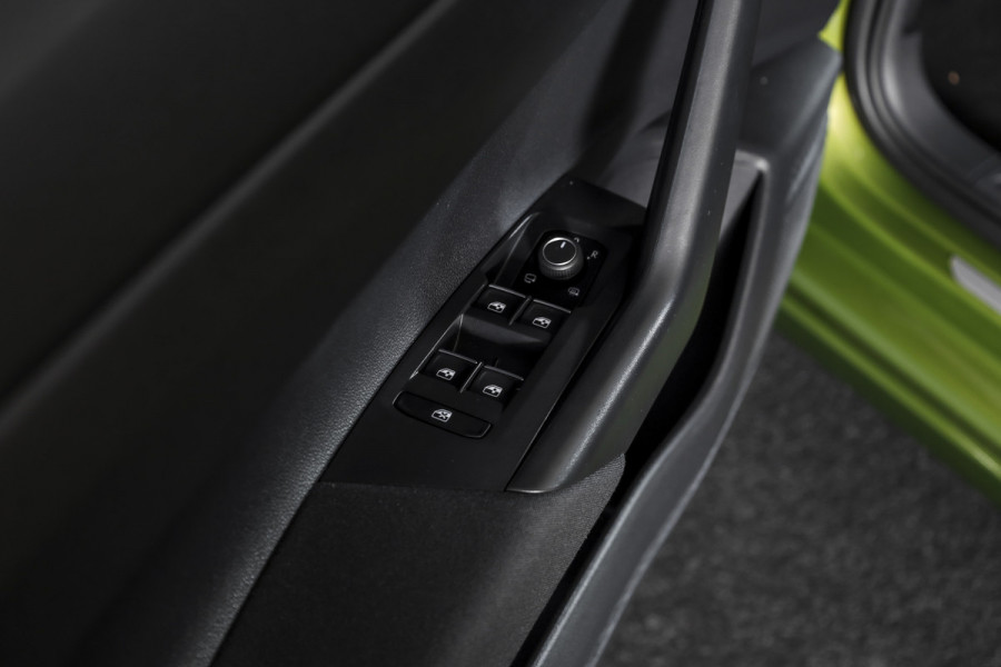 Volkswagen Taigo 1.0 TSI 110 PK R-Line Business - Automaat | Dig. Cockpit | Adapt. Cruise | PDC | Camera | NAV + App.Connect | ECC | DAB | LM 17" |