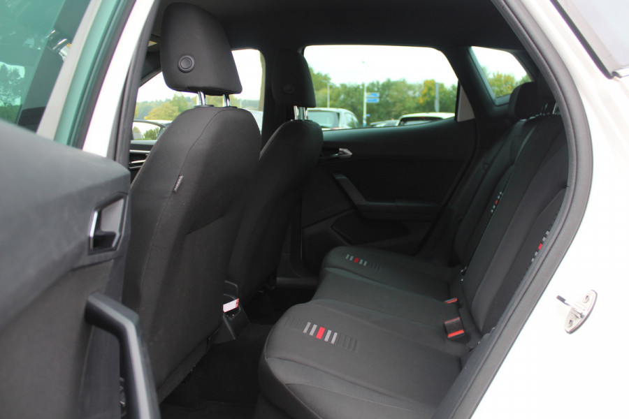 Seat Arona 1.0 TSI FR Xcellence Business Intense / Navigatie / Parkeerhulp achter / LED / 17'' / Stoelverwarming / DAB / Cruise Control Adaptief