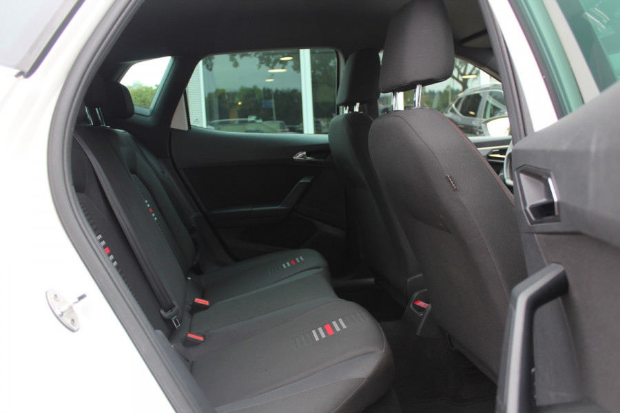 Seat Arona 1.0 TSI FR Xcellence Business Intense / Navigatie / Parkeerhulp achter / LED / 17'' / Stoelverwarming / DAB / Cruise Control Adaptief