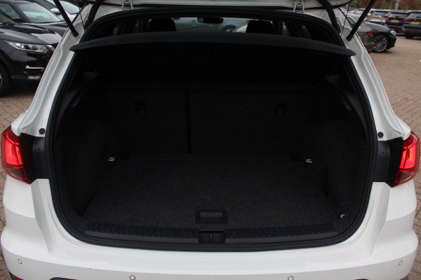 Seat Arona 1.0 TSI FR Xcellence Business Intense / Navigatie / Parkeerhulp achter / LED / 17'' / Stoelverwarming / DAB / Cruise Control Adaptief