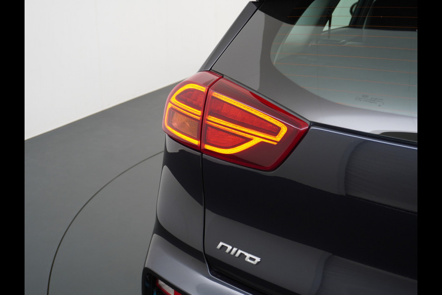 Kia e-Niro DynamicLine 64kWh SOH=100% Warmtepomp Apple Carplay Android Auto Adaptieve Cruise Control Navi Ecc Camera Pdc DAB Stoelverwarming Stuurverwarming Kia Live Lmv 1e Eigenaar 100% Dealeronderhouden