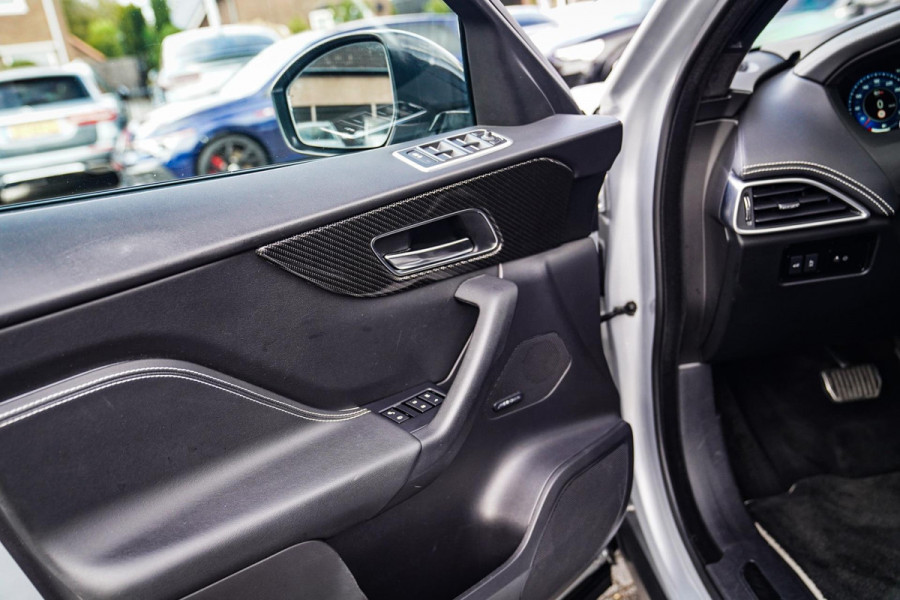 Jaguar F-Pace 5.0 V8 S/C AWD SVR | Lane Assist | Luxe Kuipstoelen | Head up | Meridian Sound system | 551PK | Dealer onderhouden |