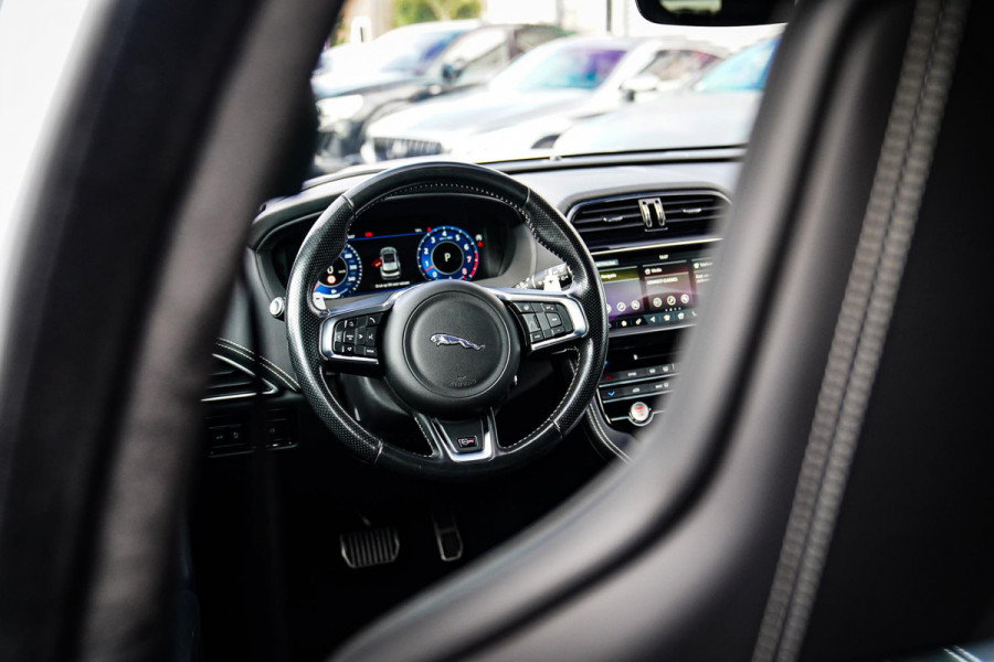 Jaguar F-Pace 5.0 V8 S/C AWD SVR | Lane Assist | Luxe Kuipstoelen | Head up | Meridian Sound system | 551PK | Dealer onderhouden |