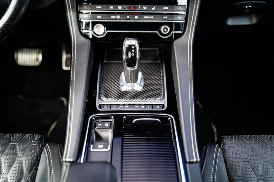 Jaguar F-Pace 5.0 V8 S/C AWD SVR | Lane Assist | Luxe Kuipstoelen | Head up | Meridian Sound system | 551PK | Dealer onderhouden |