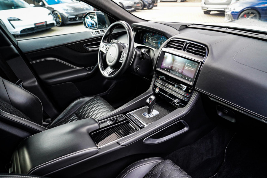 Jaguar F-Pace 5.0 V8 S/C AWD SVR | Lane Assist | Luxe Kuipstoelen | Head up | Meridian Sound system | 551PK | Dealer onderhouden |