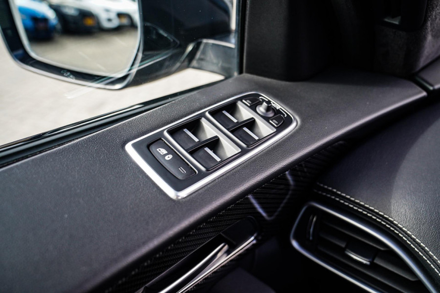 Jaguar F-Pace 5.0 V8 S/C AWD SVR | Lane Assist | Luxe Kuipstoelen | Head up | Meridian Sound system | 551PK | Dealer onderhouden |