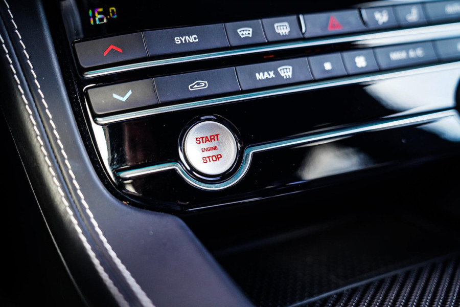 Jaguar F-Pace 5.0 V8 S/C AWD SVR | Lane Assist | Luxe Kuipstoelen | Head up | Meridian Sound system | 551PK | Dealer onderhouden |