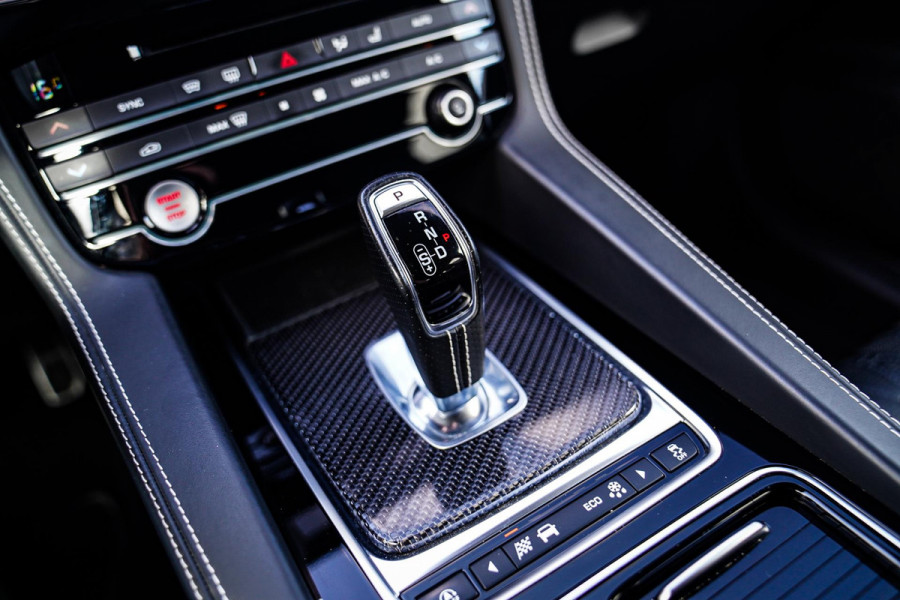 Jaguar F-Pace 5.0 V8 S/C AWD SVR | Lane Assist | Luxe Kuipstoelen | Head up | Meridian Sound system | 551PK | Dealer onderhouden |