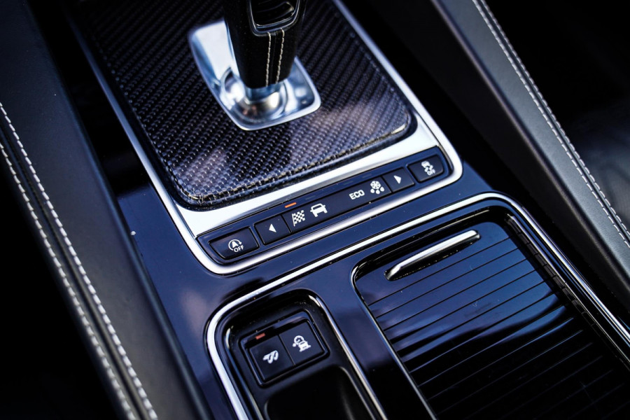 Jaguar F-Pace 5.0 V8 S/C AWD SVR | Lane Assist | Luxe Kuipstoelen | Head up | Meridian Sound system | 551PK | Dealer onderhouden |