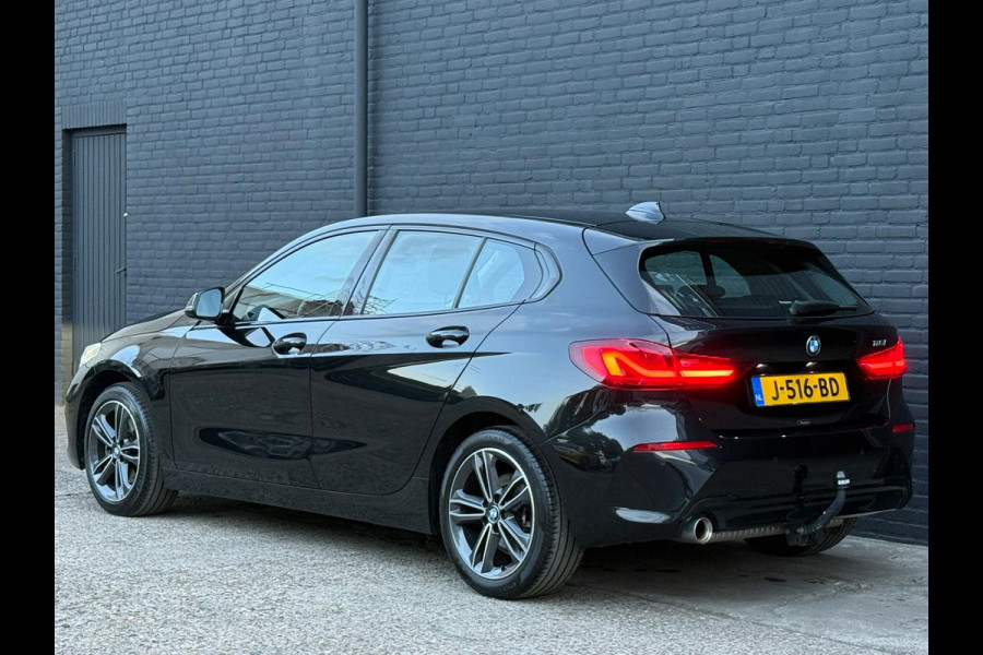 BMW 1-serie 118i Executive Edition | M SPORT | CARPLAY | LEER | MULTI STUUR | TREKHAAK BMW 1-serie 118i Executive Edition | M SPORT | CARPLAY | LEER | MULTI STUUR | TREKHAAK