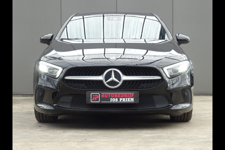 Mercedes-Benz A-Klasse 180 Premium * 18 INCH * LEER * GR NAVI * CAMERA !!
