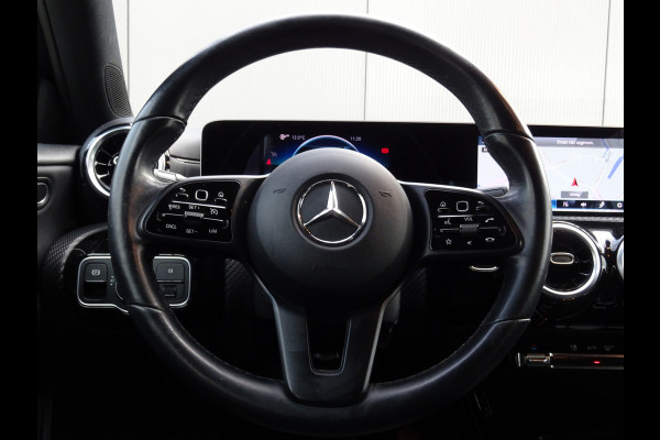 Mercedes-Benz A-Klasse 180 Premium * 18 INCH * LEER * GR NAVI * CAMERA !!