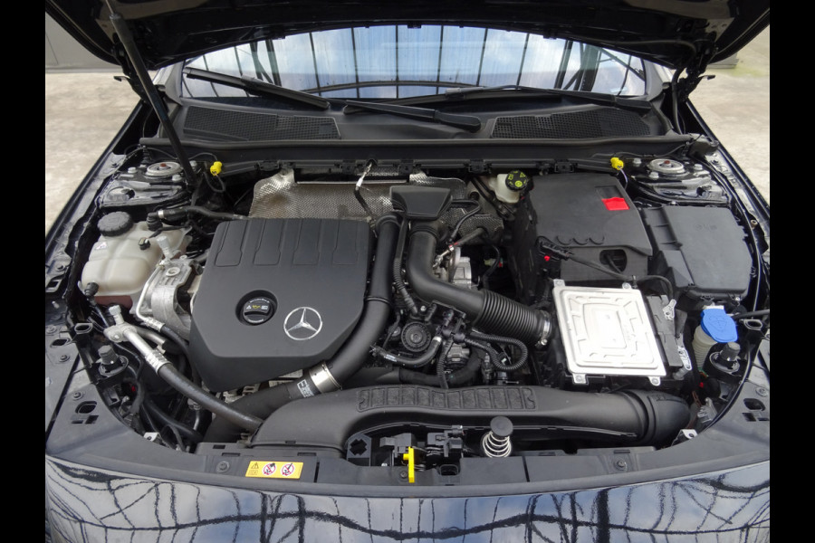 Mercedes-Benz A-Klasse 180 Premium * 18 INCH * LEER * GR NAVI * CAMERA !!