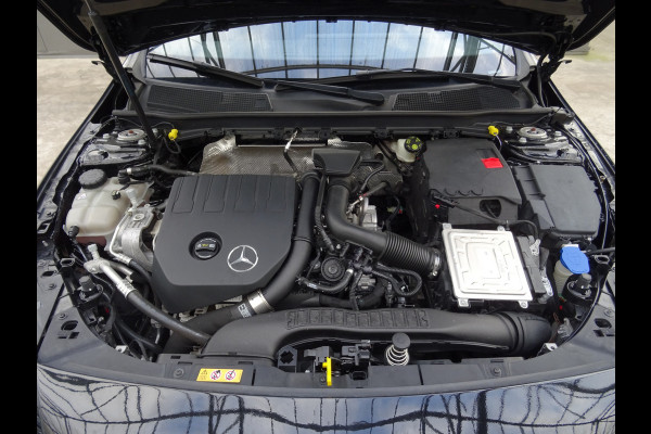 Mercedes-Benz A-Klasse 180 Premium * 18 INCH * LEER * GR NAVI * CAMERA !!
