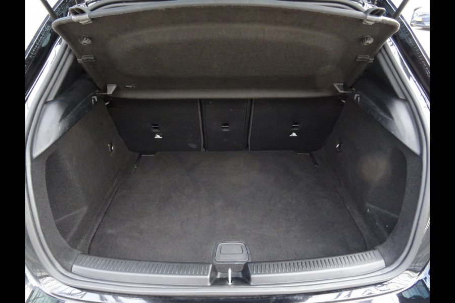 Mercedes-Benz A-Klasse 180 Premium * 18 INCH * LEER * GR NAVI * CAMERA !!