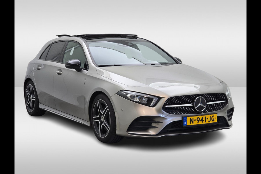 Mercedes-Benz A-Klasse 220 Premium Plus / Trekhaak / Panoramadak / Camera / Sfeerverlichting / Keyless / 18'' / Leder&Alcantara / Apple CarPlay / Stoelverwarming / Cruise Control