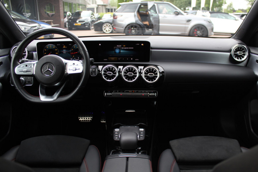 Mercedes-Benz A-Klasse 220 Premium Plus / Trekhaak / Panoramadak / Camera / Sfeerverlichting / Keyless / 18'' / Leder&Alcantara / Apple CarPlay / Stoelverwarming / Cruise Control