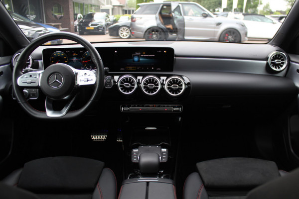 Mercedes-Benz A-Klasse 220 Premium Plus / Trekhaak / Panoramadak / Camera / Sfeerverlichting / Keyless / 18'' / Leder&Alcantara / Apple CarPlay / Stoelverwarming / Cruise Control