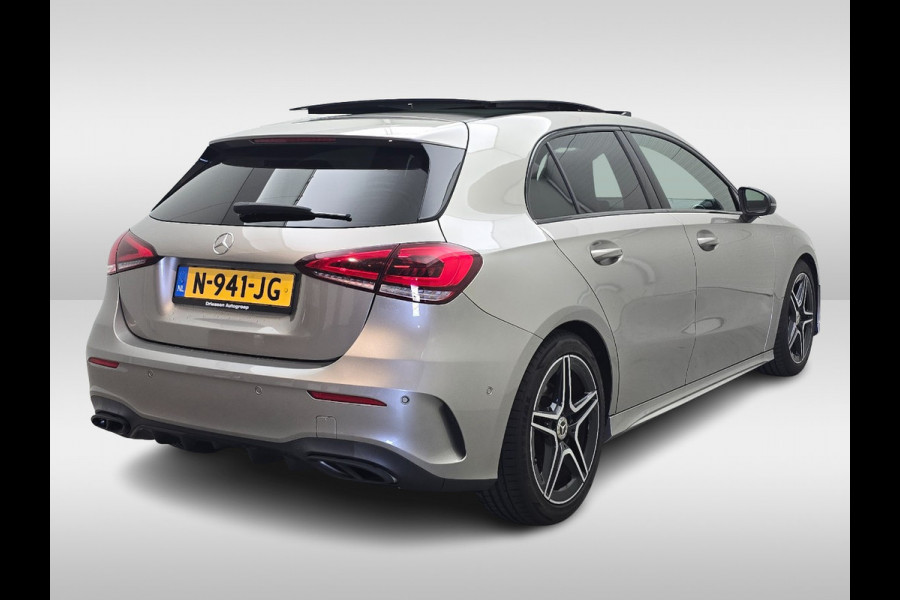 Mercedes-Benz A-Klasse 220 Premium Plus / Trekhaak / Panoramadak / Camera / Sfeerverlichting / Keyless / 18'' / Leder&Alcantara / Apple CarPlay / Stoelverwarming / Cruise Control