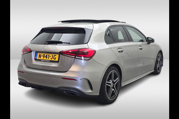 Mercedes-Benz A-Klasse 220 Premium Plus / Trekhaak / Panoramadak / Camera / Sfeerverlichting / Keyless / 18'' / Leder&Alcantara / Apple CarPlay / Stoelverwarming / Cruise Control