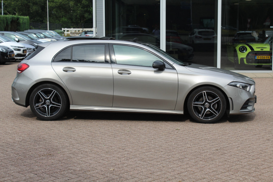 Mercedes-Benz A-Klasse 220 Premium Plus / Trekhaak / Panoramadak / Camera / Sfeerverlichting / Keyless / 18'' / Leder&Alcantara / Apple CarPlay / Stoelverwarming / Cruise Control