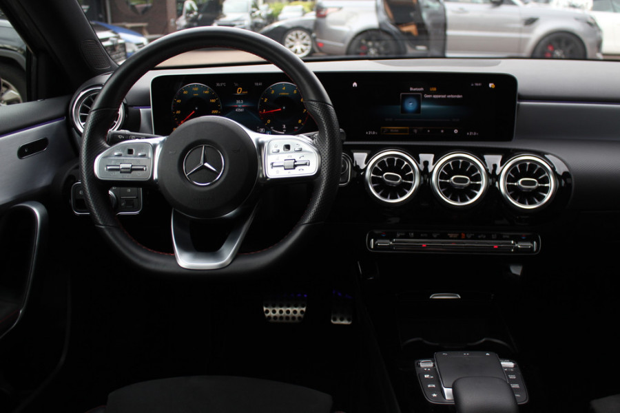 Mercedes-Benz A-Klasse 220 Premium Plus / Trekhaak / Panoramadak / Camera / Sfeerverlichting / Keyless / 18'' / Leder&Alcantara / Apple CarPlay / Stoelverwarming / Cruise Control