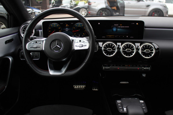 Mercedes-Benz A-Klasse 220 Premium Plus / Trekhaak / Panoramadak / Camera / Sfeerverlichting / Keyless / 18'' / Leder&Alcantara / Apple CarPlay / Stoelverwarming / Cruise Control