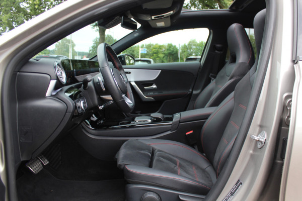 Mercedes-Benz A-Klasse 220 Premium Plus / Trekhaak / Panoramadak / Camera / Sfeerverlichting / Keyless / 18'' / Leder&Alcantara / Apple CarPlay / Stoelverwarming / Cruise Control