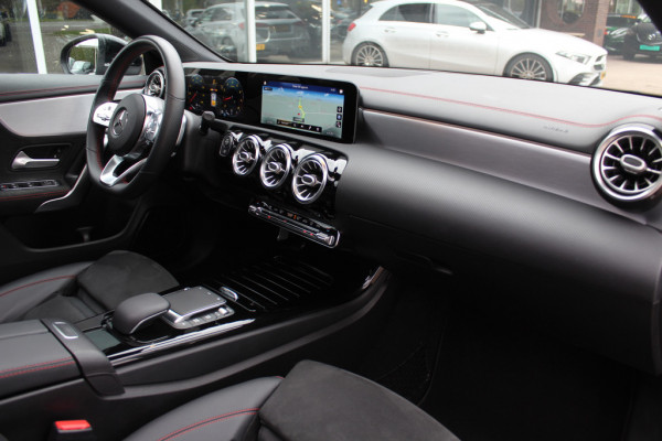 Mercedes-Benz A-Klasse 220 Premium Plus / Trekhaak / Panoramadak / Camera / Sfeerverlichting / Keyless / 18'' / Leder&Alcantara / Apple CarPlay / Stoelverwarming / Cruise Control