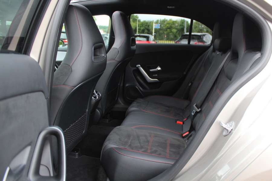 Mercedes-Benz A-Klasse 220 Premium Plus / Trekhaak / Panoramadak / Camera / Sfeerverlichting / Keyless / 18'' / Leder&Alcantara / Apple CarPlay / Stoelverwarming / Cruise Control