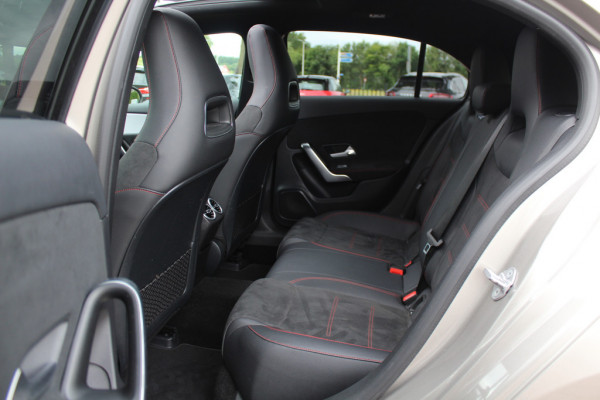 Mercedes-Benz A-Klasse 220 Premium Plus / Trekhaak / Panoramadak / Camera / Sfeerverlichting / Keyless / 18'' / Leder&Alcantara / Apple CarPlay / Stoelverwarming / Cruise Control