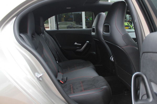 Mercedes-Benz A-Klasse 220 Premium Plus / Trekhaak / Panoramadak / Camera / Sfeerverlichting / Keyless / 18'' / Leder&Alcantara / Apple CarPlay / Stoelverwarming / Cruise Control