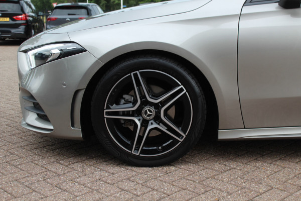 Mercedes-Benz A-Klasse 220 Premium Plus / Trekhaak / Panoramadak / Camera / Sfeerverlichting / Keyless / 18'' / Leder&Alcantara / Apple CarPlay / Stoelverwarming / Cruise Control
