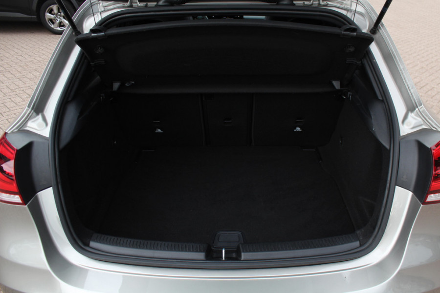 Mercedes-Benz A-Klasse 220 Premium Plus / Trekhaak / Panoramadak / Camera / Sfeerverlichting / Keyless / 18'' / Leder&Alcantara / Apple CarPlay / Stoelverwarming / Cruise Control