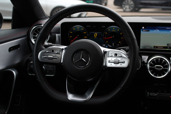 Mercedes-Benz A-Klasse 220 Premium Plus / Trekhaak / Panoramadak / Camera / Sfeerverlichting / Keyless / 18'' / Leder&Alcantara / Apple CarPlay / Stoelverwarming / Cruise Control
