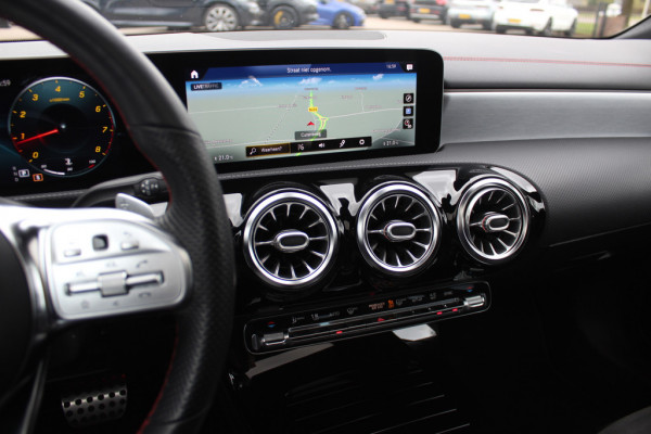 Mercedes-Benz A-Klasse 220 Premium Plus / Trekhaak / Panoramadak / Camera / Sfeerverlichting / Keyless / 18'' / Leder&Alcantara / Apple CarPlay / Stoelverwarming / Cruise Control