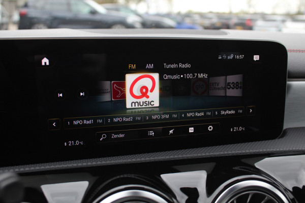 Mercedes-Benz A-Klasse 220 Premium Plus / Trekhaak / Panoramadak / Camera / Sfeerverlichting / Keyless / 18'' / Leder&Alcantara / Apple CarPlay / Stoelverwarming / Cruise Control