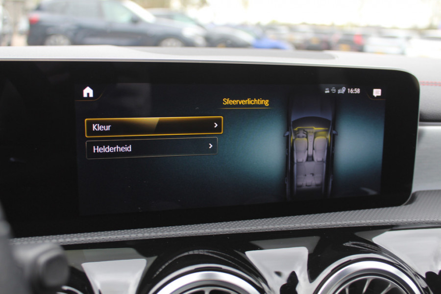 Mercedes-Benz A-Klasse 220 Premium Plus / Trekhaak / Panoramadak / Camera / Sfeerverlichting / Keyless / 18'' / Leder&Alcantara / Apple CarPlay / Stoelverwarming / Cruise Control