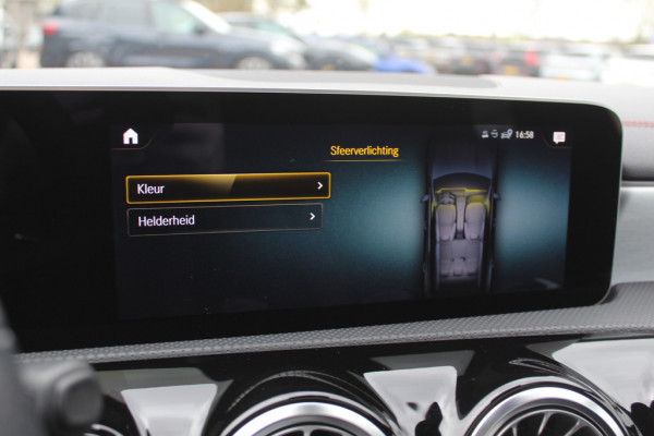 Mercedes-Benz A-Klasse 220 Premium Plus / Trekhaak / Panoramadak / Camera / Sfeerverlichting / Keyless / 18'' / Leder&Alcantara / Apple CarPlay / Stoelverwarming / Cruise Control