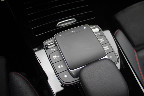 Mercedes-Benz A-Klasse 220 Premium Plus / Trekhaak / Panoramadak / Camera / Sfeerverlichting / Keyless / 18'' / Leder&Alcantara / Apple CarPlay / Stoelverwarming / Cruise Control