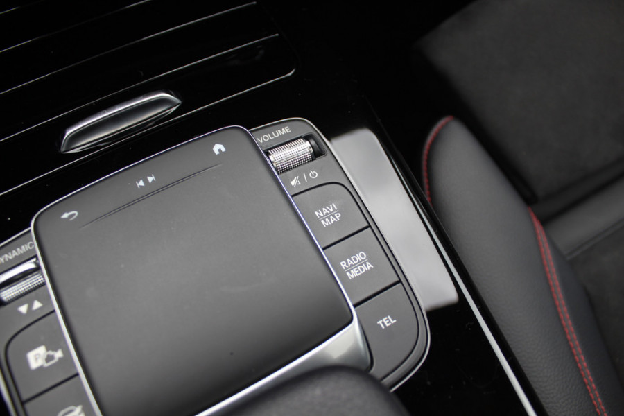 Mercedes-Benz A-Klasse 220 Premium Plus / Trekhaak / Panoramadak / Camera / Sfeerverlichting / Keyless / 18'' / Leder&Alcantara / Apple CarPlay / Stoelverwarming / Cruise Control